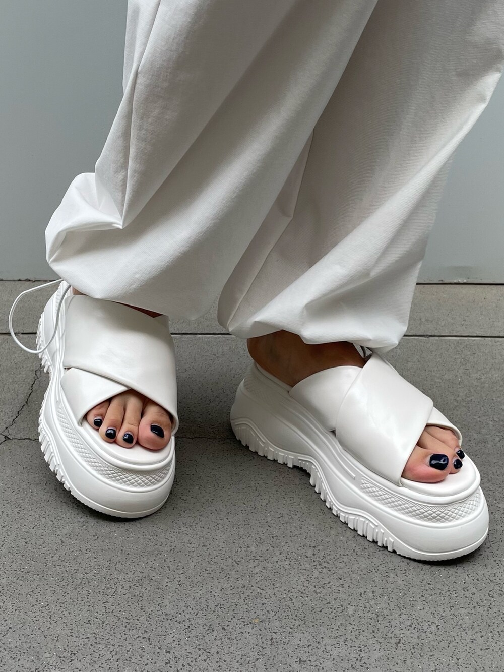 グレー系のTシャツ/カットソー、ホワイト系のその他パンツ、ホワイト系のサンダルを着用したレディースの夏コーディネートの5枚目の写真