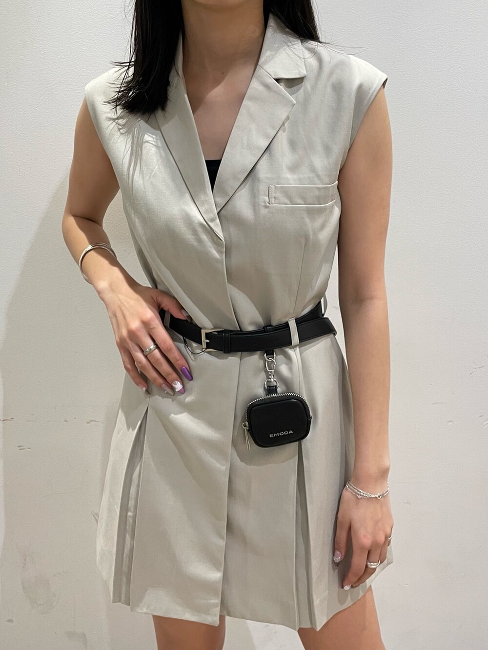 ブラック系のブーツ、ホワイト系のワンピース、ブラック系のベルトを着用したレディースの夏コーディネートの2枚目の写真