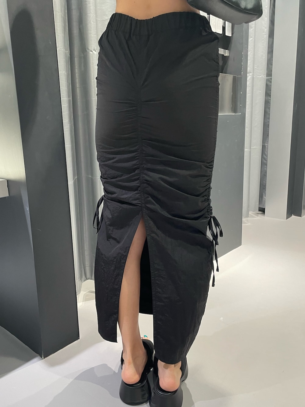 ブラック系のTシャツ/カットソー、ブラック系のスカート、ブラック系のサンダルを着用したレディースの夏コーディネートの9枚目の写真