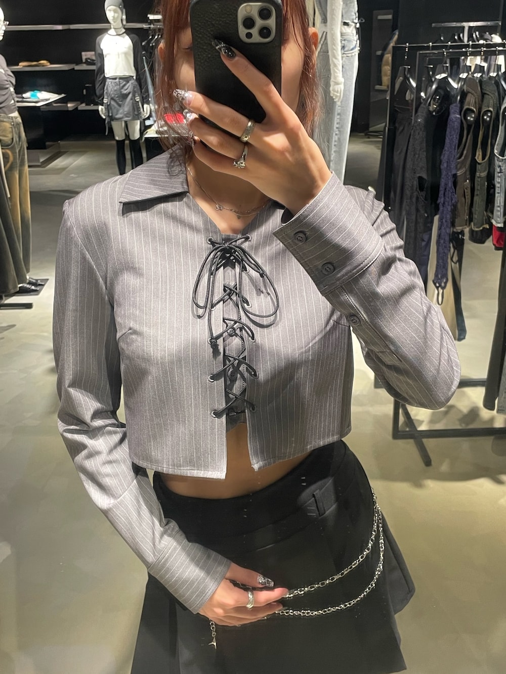 グレー系のシャツ/ブラウス、ブラック系のスカート、ブラック系のサンダルを着用したレディースの春コーディネートの4枚目の写真