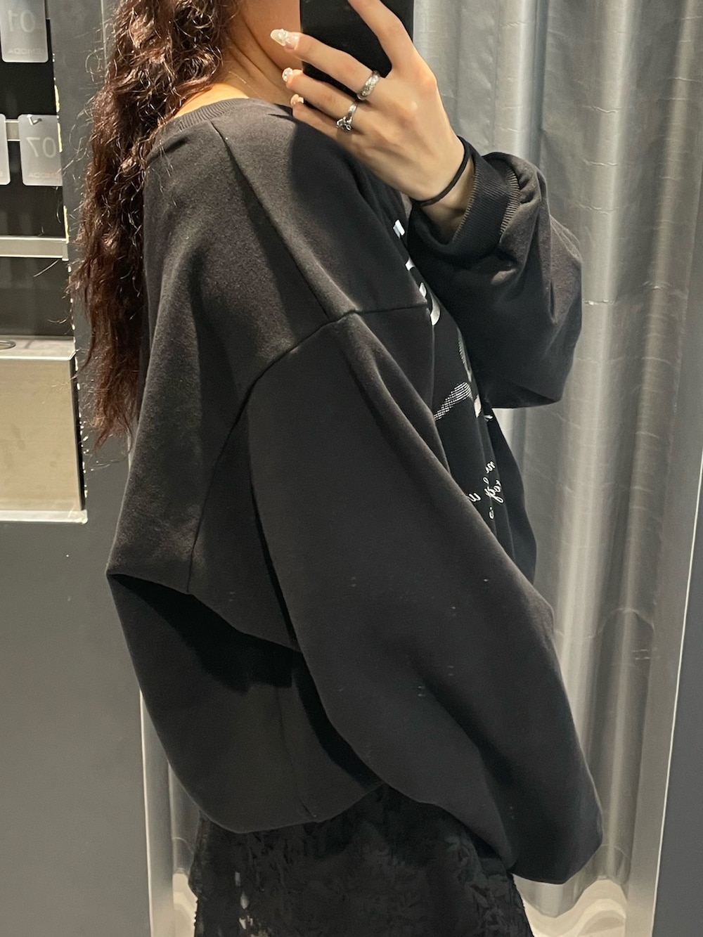 ブラック系のスウェット、ブラック系のスカート、ブラック系のスカートを着用したレディースの冬コーディネートの5枚目の写真