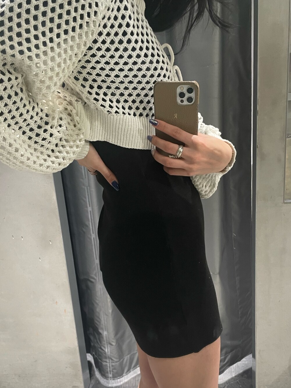 ホワイト系のワンピース、ブラック系のブーツを着用したレディースの冬コーディネートの5枚目の写真