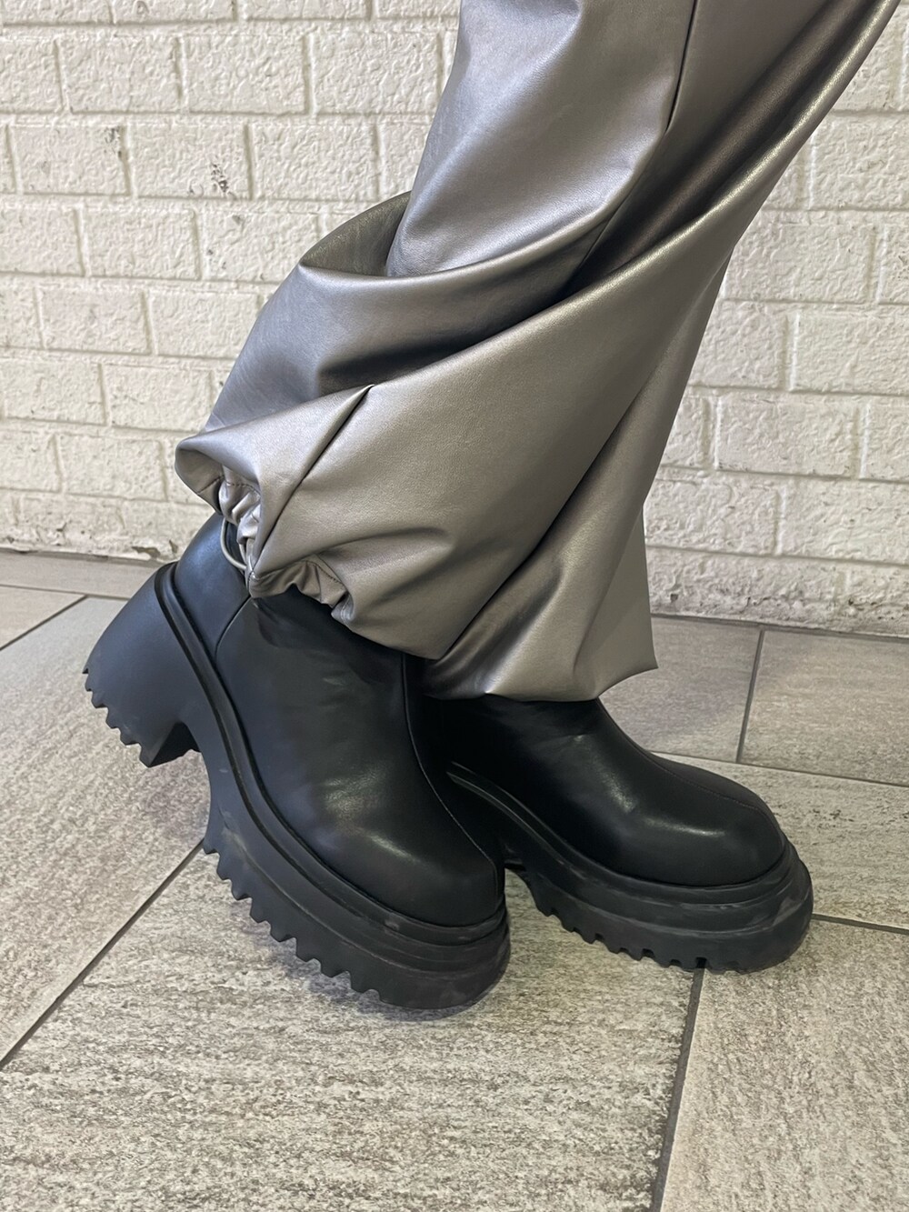 ブルー系のニット/セーター、シルバー系のその他パンツ、ブラック系のブーツを着用したレディースの冬コーディネートの10枚目の写真