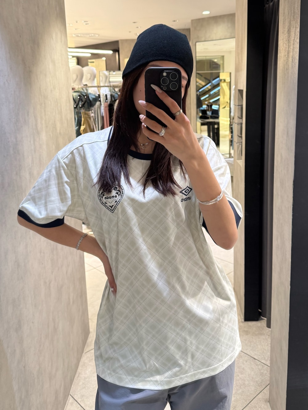 ホワイト系のTシャツ/カットソー、グレー系のその他パンツ、ブラック系のスニーカーを着用したレディースの春コーディネートの5枚目の写真