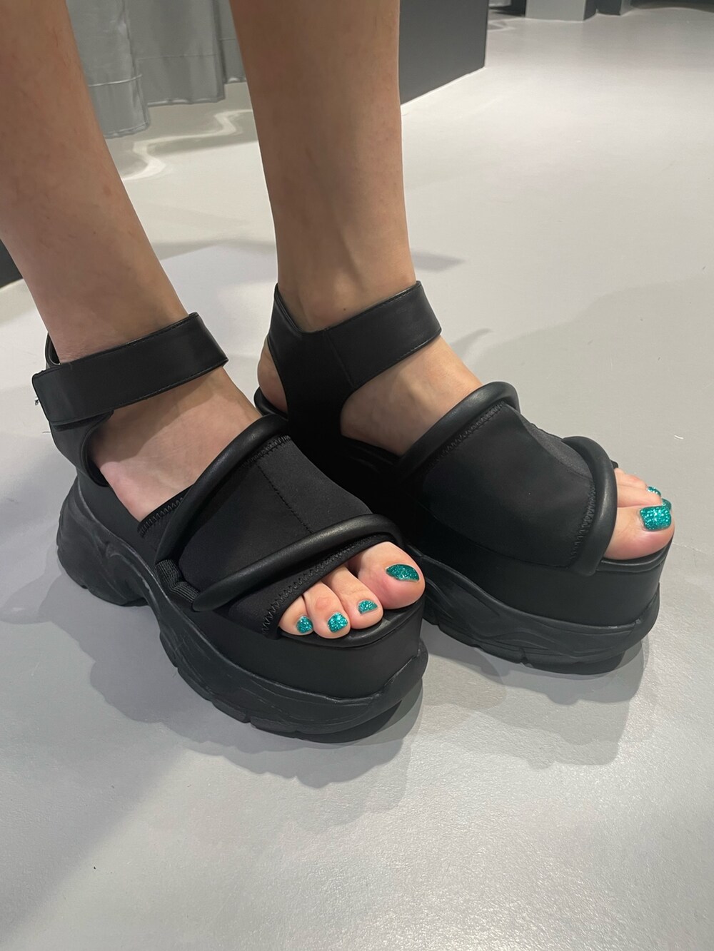 ブラック系のニット/セーター、ブラウン系のその他パンツ、ブラック系のサンダルを着用したレディースの夏コーディネートの9枚目の写真