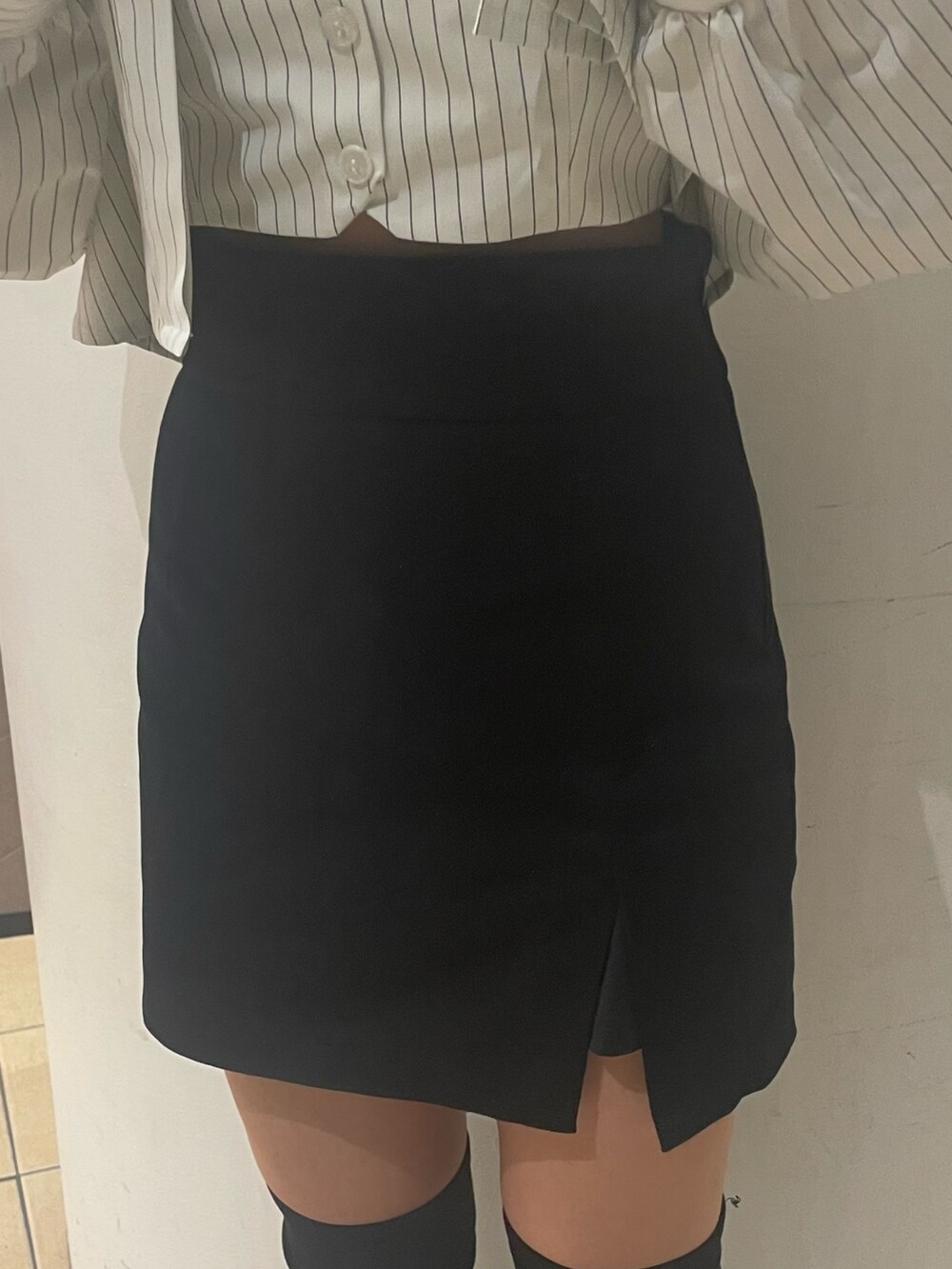 その他のシャツ/ブラウス、ブラック系のスカート、ブラック系のブーツを着用したレディースの夏コーディネートの5枚目の写真