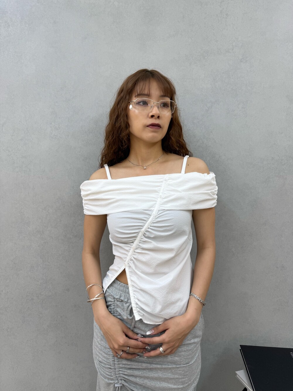 ホワイト系のTシャツ/カットソー、グレー系のスカート、ブラック系のサンダルを着用したレディースの夏コーディネートの4枚目の写真