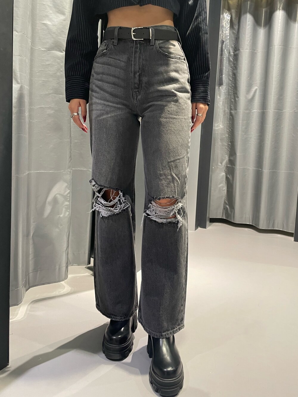 ブルー系のシャツ/ブラウス、グレー系のデニムパンツ、ブラック系のブーツを着用したレディースの秋コーディネートの6枚目の写真