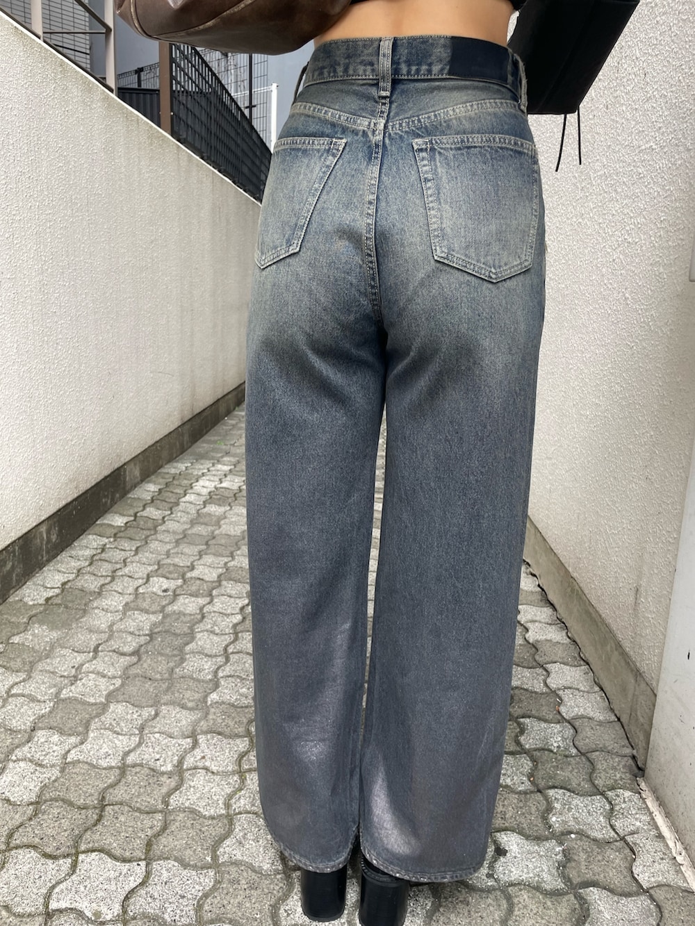 ホワイト系のシャツ/ブラウス、ブラウン系のブルゾン、ブルー系のデニムパンツを着用したレディースの秋コーディネートの9枚目の写真