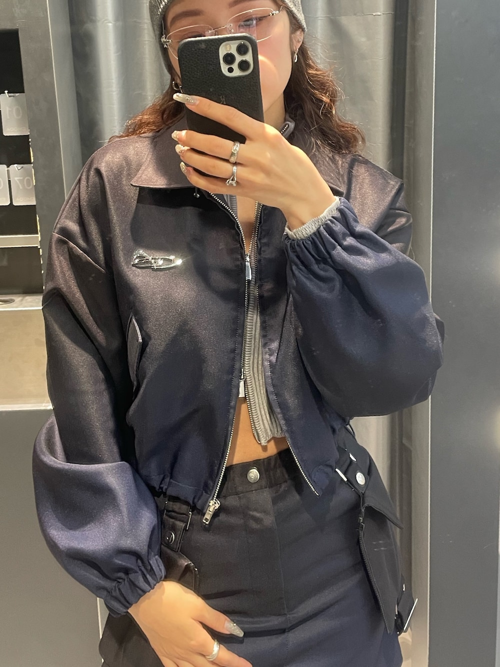 ブルー系のブルゾン、グレー系のニット/セーター、ブルー系のスカートを着用したレディースの冬コーディネートの4枚目の写真