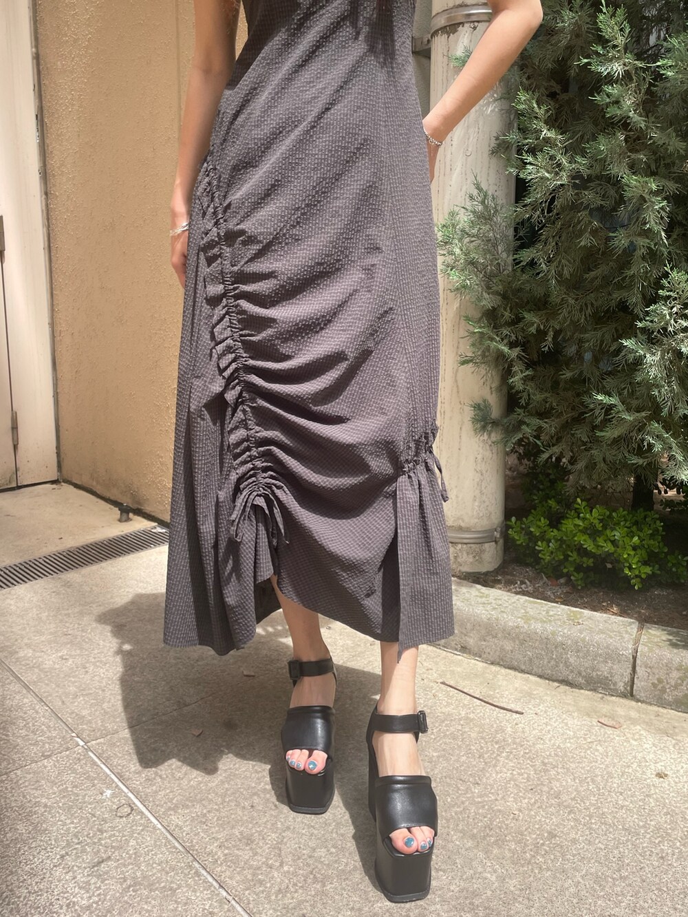 ブラック系のTシャツ/カットソー、グレー系のワンピース、ブラック系のハンドバッグを着用したレディースの春コーディネートの5枚目の写真