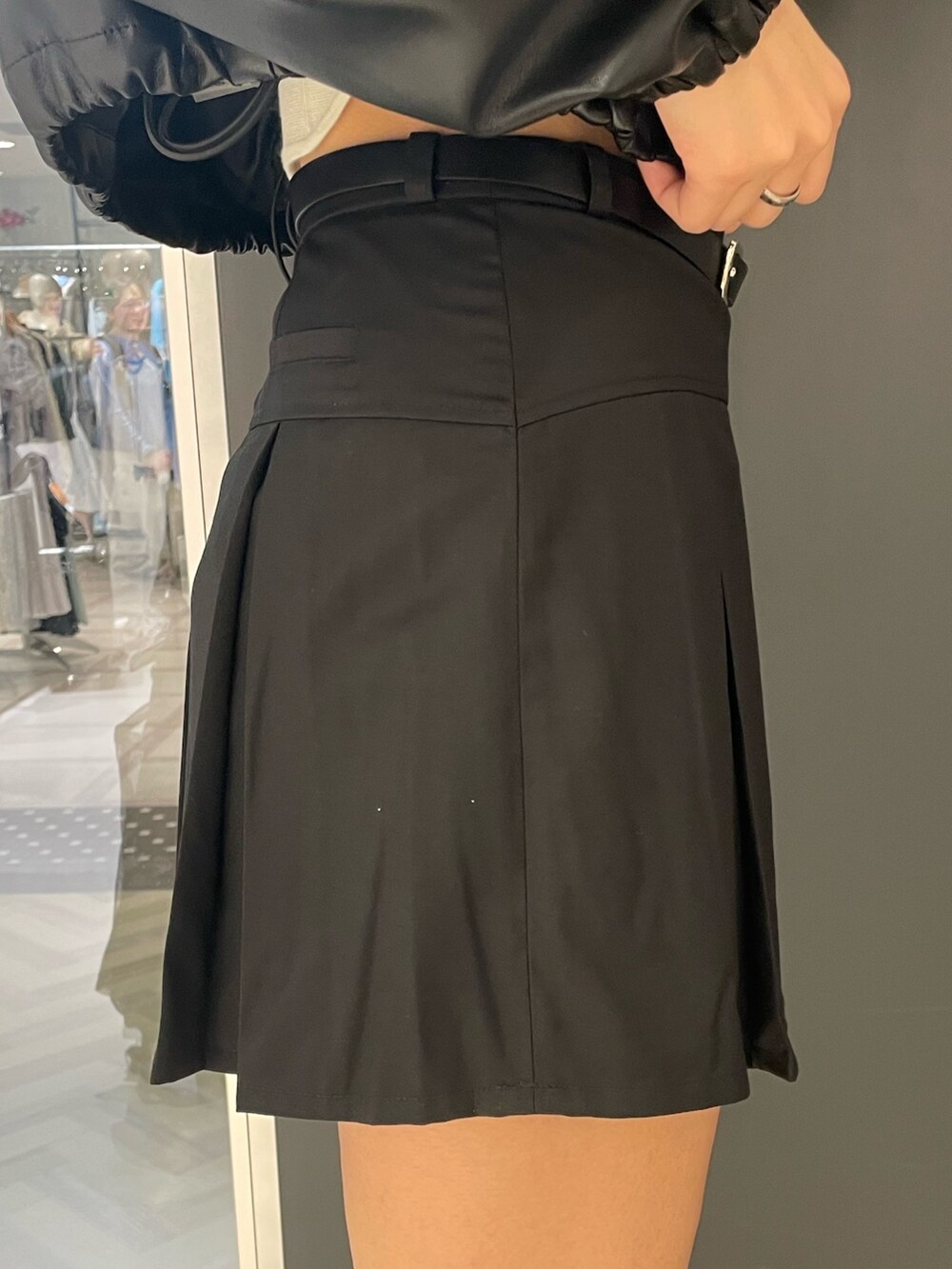 ホワイト系のタンクトップ、ブラック系のブルゾン、ブラック系のスカートを着用したレディースの春コーディネートの8枚目の写真