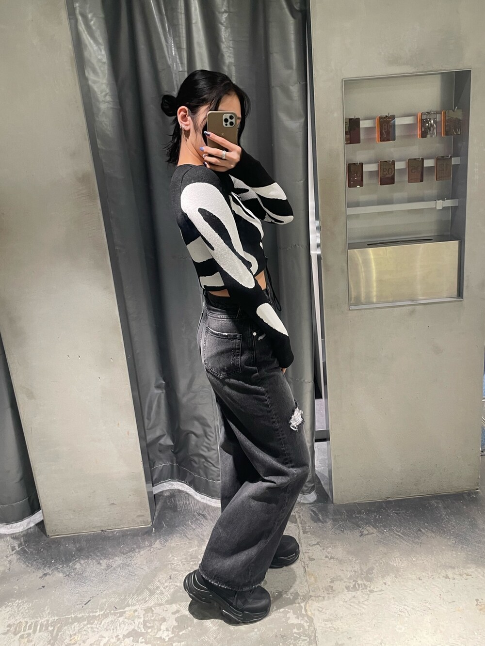 その他のニット/セーター、ブラック系のキャミソール、ブラック系のデニムパンツを着用したレディースの春コーディネートの2枚目の写真