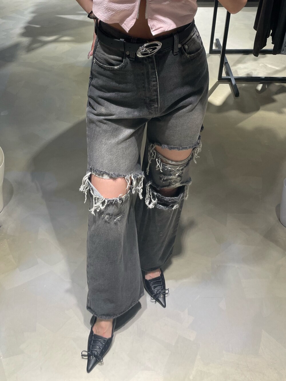 ピンク系のシャツ/ブラウス、ブラック系のデニムパンツ、ブラック系のパンプスを着用したレディースの春コーディネートの6枚目の写真