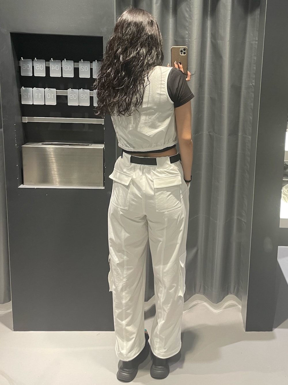 ブラック系のTシャツ/カットソー、ホワイト系のタンクトップ、ホワイト系のその他パンツを着用したレディースの夏コーディネートの3枚目の写真