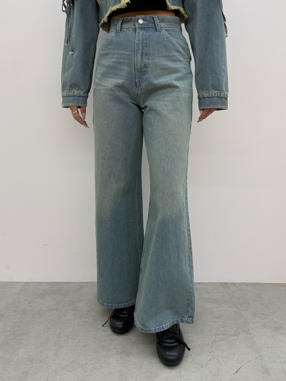 その他のシャツ/ブラウス、ブルー系のデニムパンツ、ブラック系のスニーカーを着用したレディースの冬コーディネートの5枚目の写真