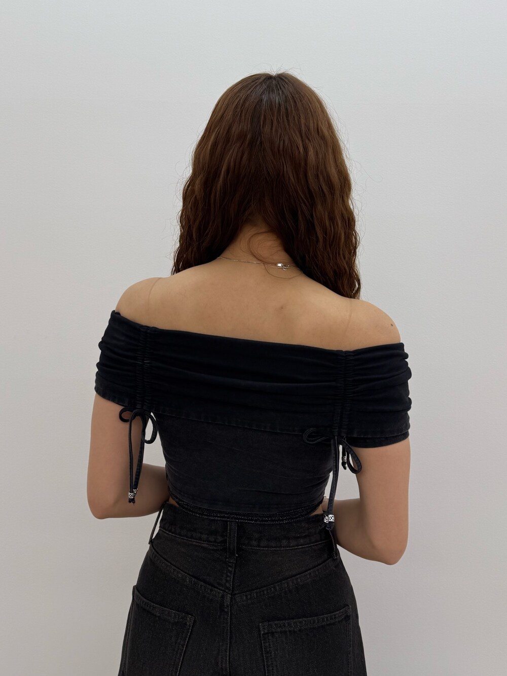 ブラック系のTシャツ/カットソー、ブラック系のデニムパンツ、ブラック系のサンダルを着用したレディースの夏コーディネートの6枚目の写真