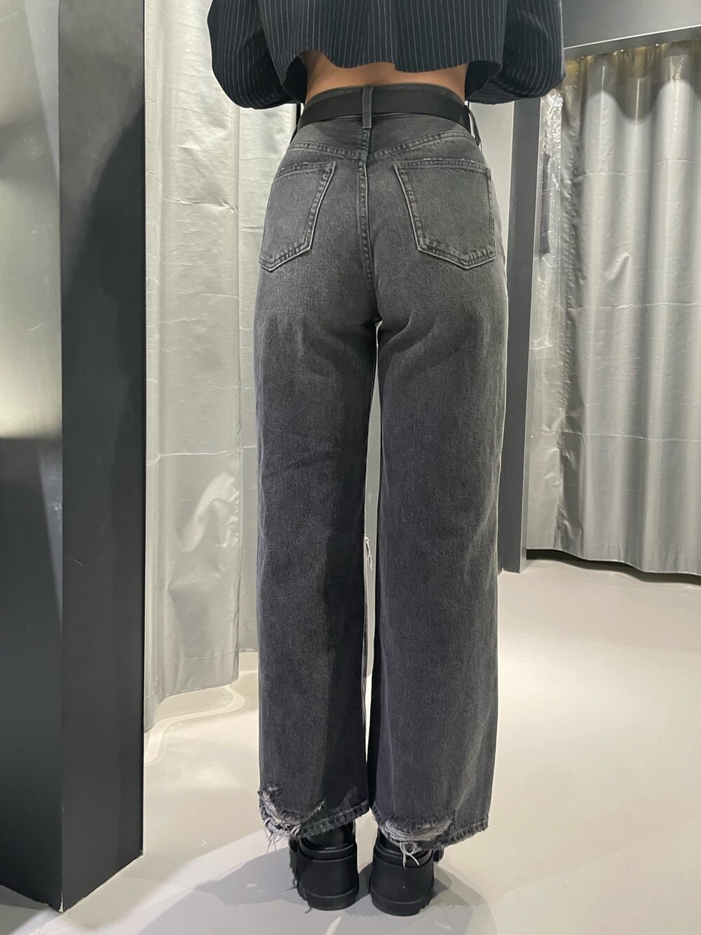 ブルー系のシャツ/ブラウス、グレー系のデニムパンツ、ブラック系のブーツを着用したレディースの秋コーディネートの8枚目の写真