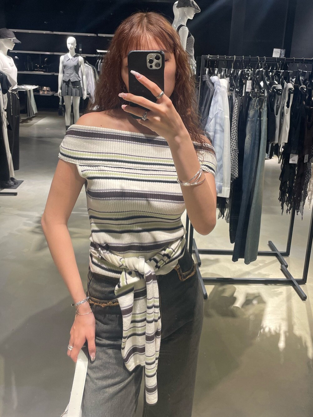 その他のニット/セーター、ブルー系のデニムパンツ、ホワイト系のハンドバッグを着用したレディースの春コーディネートの4枚目の写真