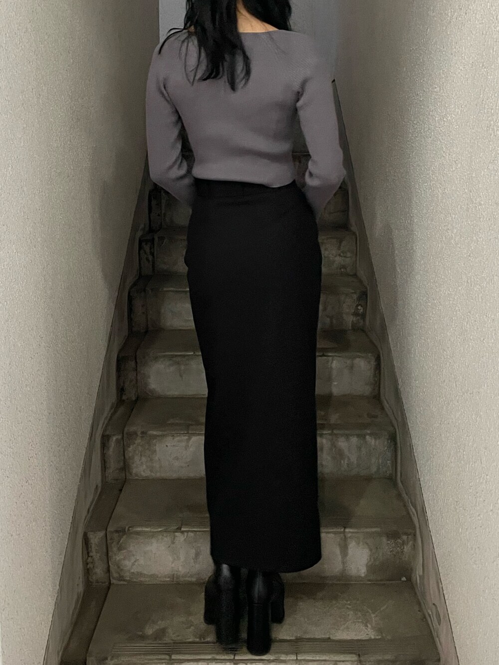 グレー系のニット/セーター、その他のチェスターコート、ブラック系のスカートを着用したレディースの冬コーディネートの7枚目の写真