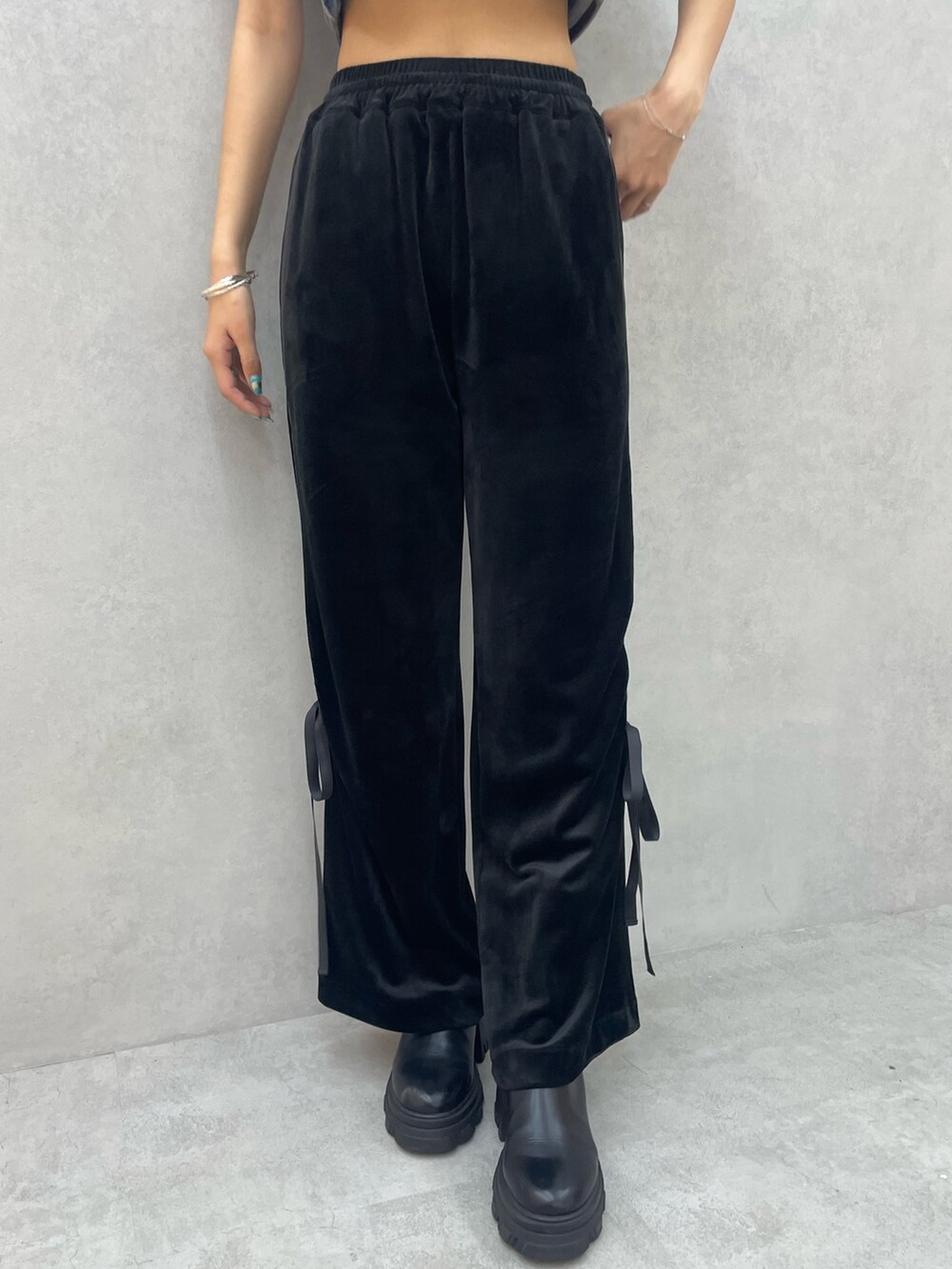 その他のTシャツ/カットソー、ブラック系のその他パンツ、ブラック系のブーツを着用したレディースの夏コーディネートの7枚目の写真