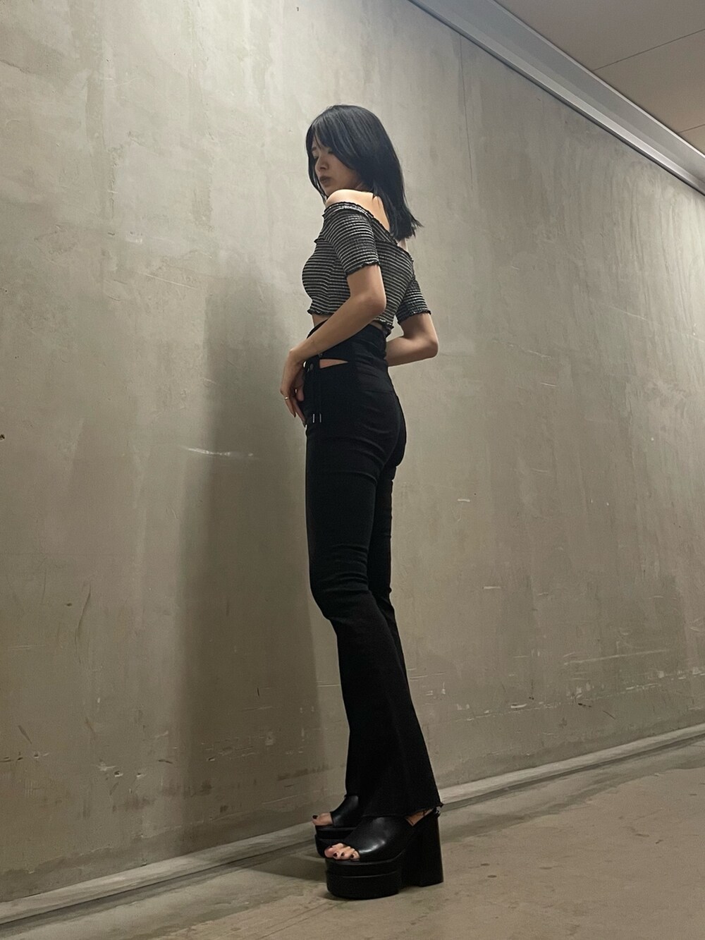 その他のTシャツ/カットソー、ブラック系のデニムパンツ、ブラック系のサンダルを着用したレディースの夏コーディネートの2枚目の写真