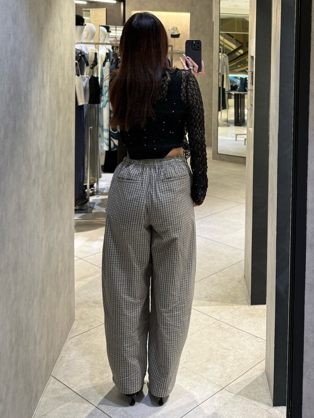 ブラック系のスニーカー、ベージュ系のその他パンツ、ブラック系のTシャツ/カットソーを着用したレディースの春コーディネートの3枚目の写真