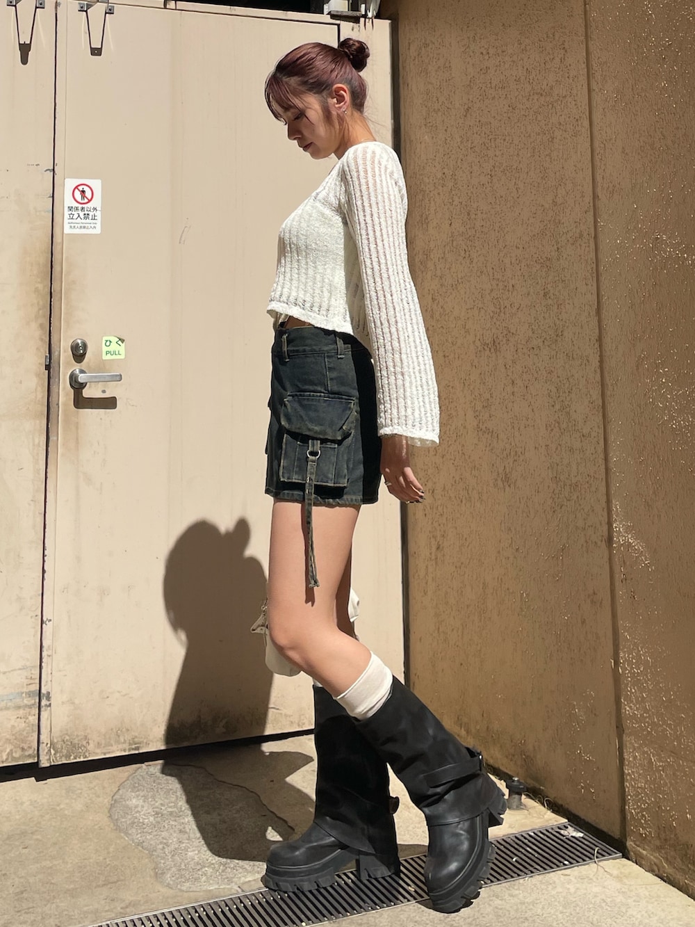 ホワイト系のニット/セーター、ブルー系のその他パンツ、ホワイト系のハンドバッグを着用したレディースの春コーディネートの2枚目の写真