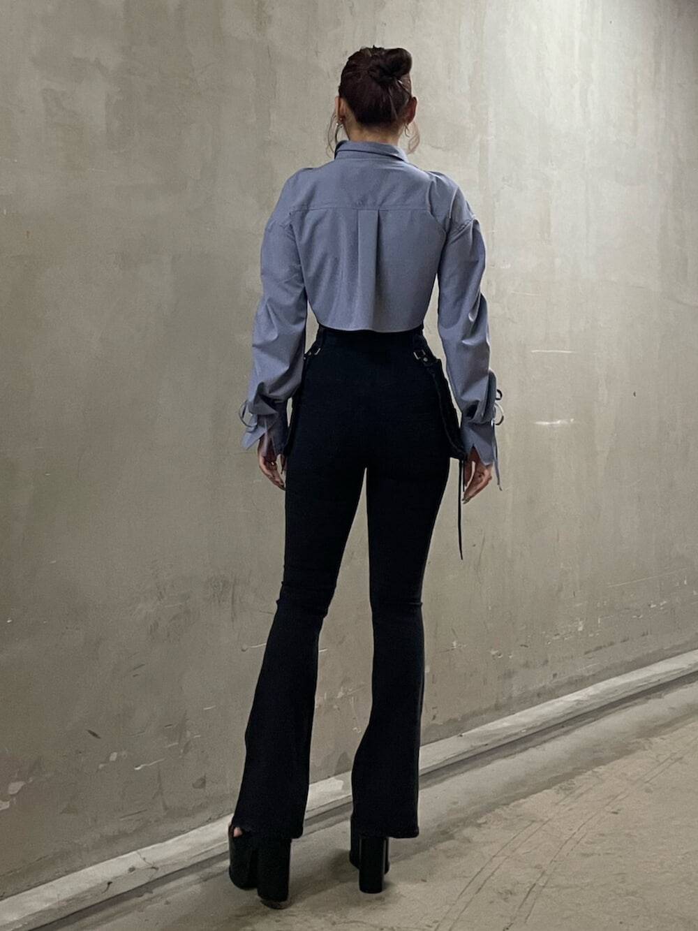 ブラック系のサンダル、ブラック系のTシャツ/カットソー、ブルー系のシャツ/ブラウスを着用したレディースの春コーディネートの3枚目の写真