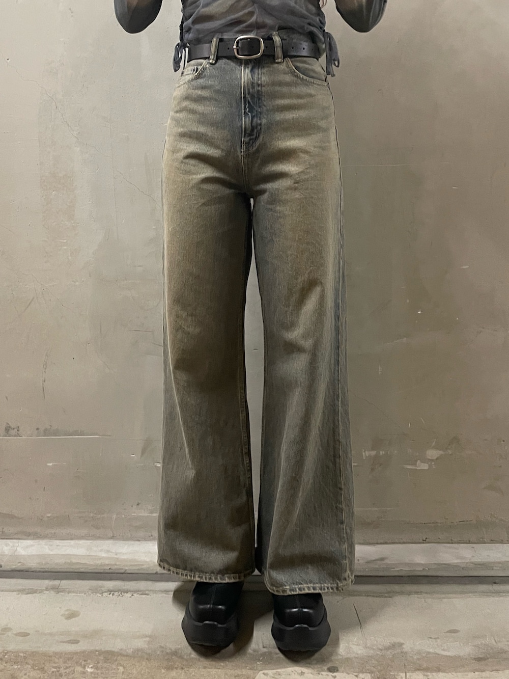 グレー系のTシャツ/カットソー、ブルー系のデニムパンツ、ブラック系のブーツを着用したレディースの春コーディネートの7枚目の写真