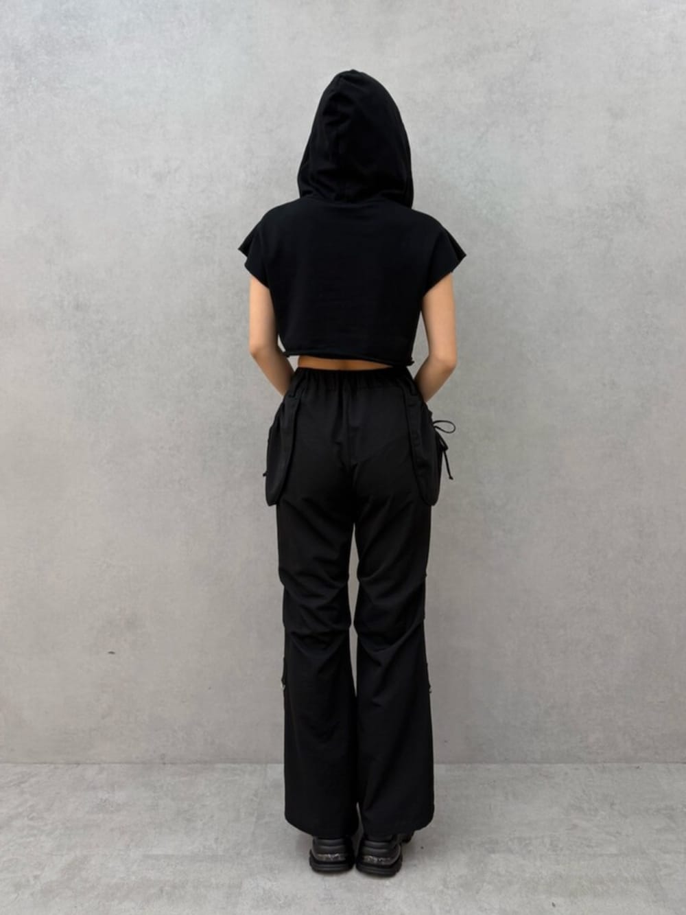 ブラック系のTシャツ/カットソー、ブラック系のサンダル、ブラック系のTシャツ/カットソーを着用したレディースの夏コーディネートの3枚目の写真