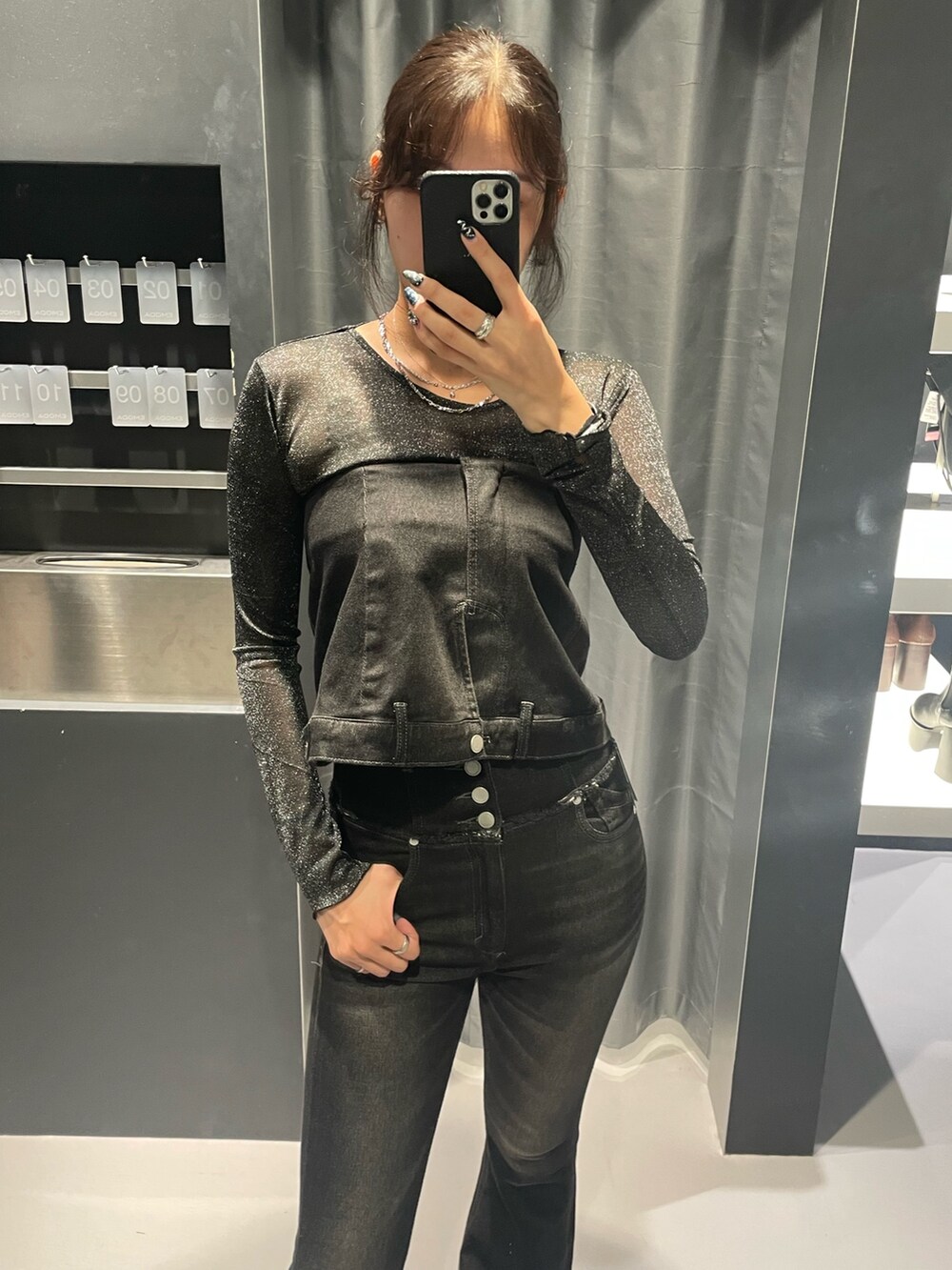 その他のTシャツ/カットソー、ブラック系のデニムパンツ、ブラック系のブーツを着用したレディースの秋コーディネートの4枚目の写真