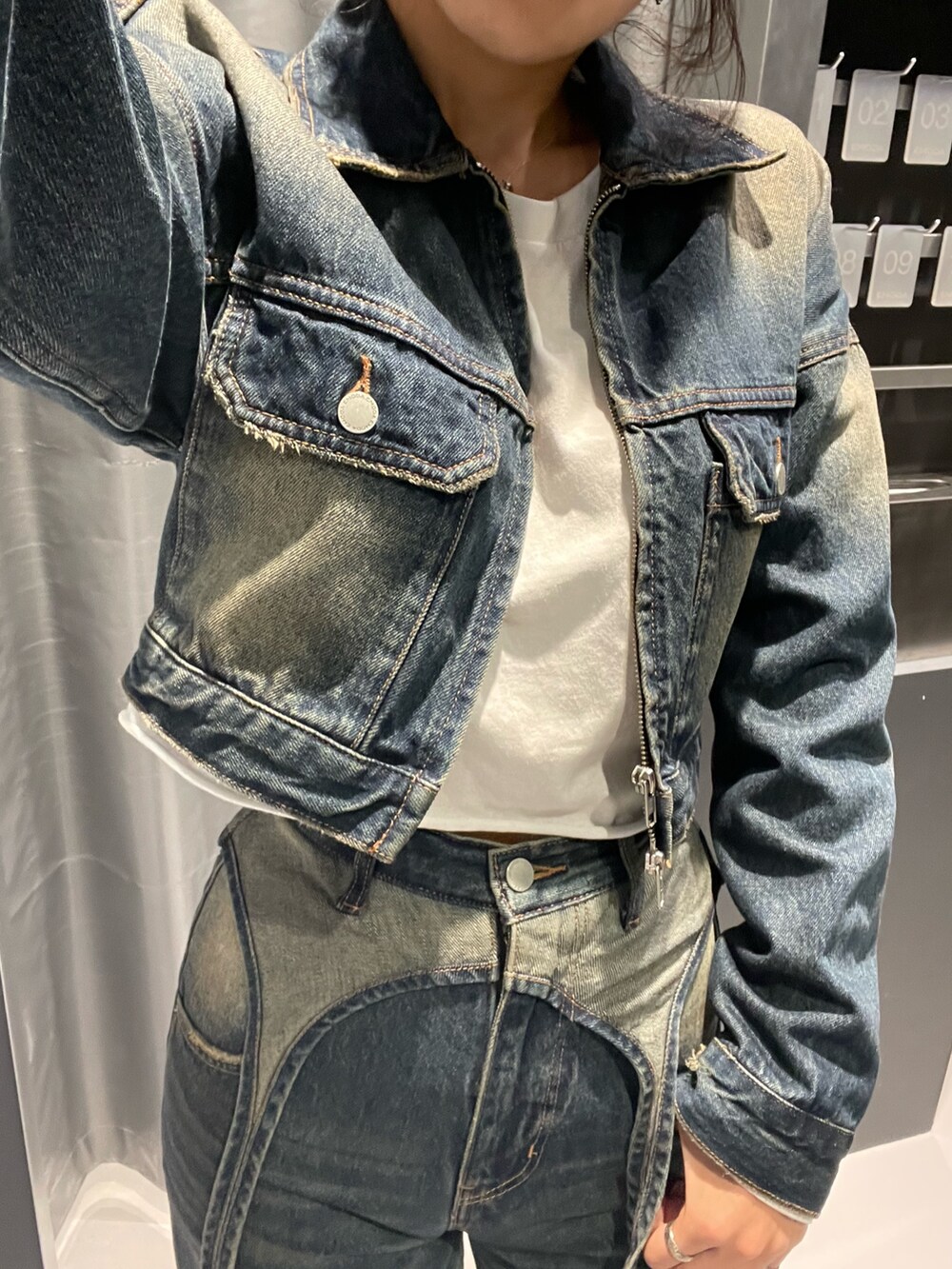 ブルー系のデニムジャケット、ホワイト系のTシャツ/カットソー、ブルー系のデニムパンツを着用したレディースの秋コーディネートの6枚目の写真