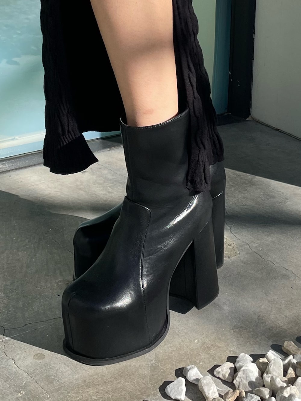 グレー系のニット/セーター、その他のチェスターコート、ブラック系のスカートを着用したレディースの冬コーディネートの8枚目の写真