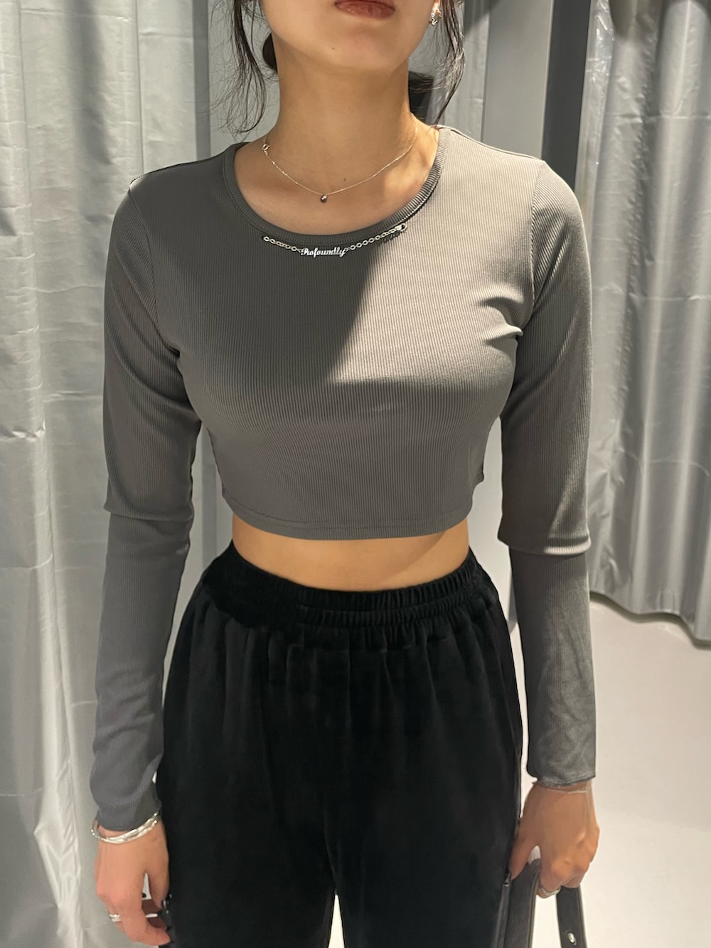 ブラック系のその他パンツ、シルバー系のハンドバッグ、ブラック系のブーツを着用したレディースの秋コーディネートの4枚目の写真