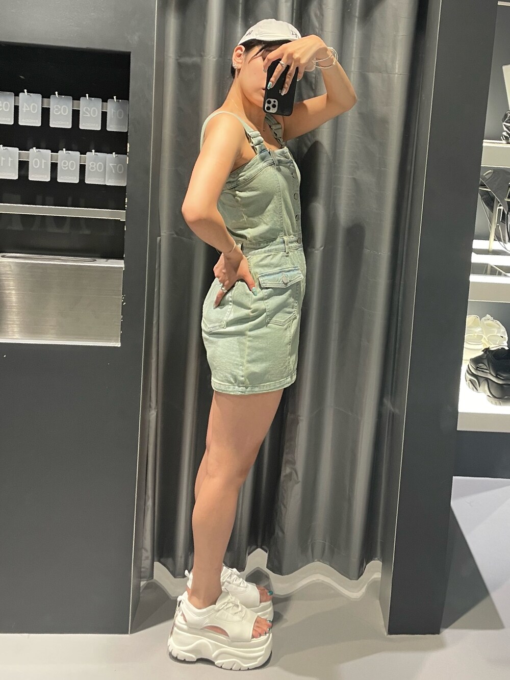 ブルー系のワンピース、ホワイト系のサンダル、シルバー系のネックレスを着用したレディースの夏コーディネートの2枚目の写真