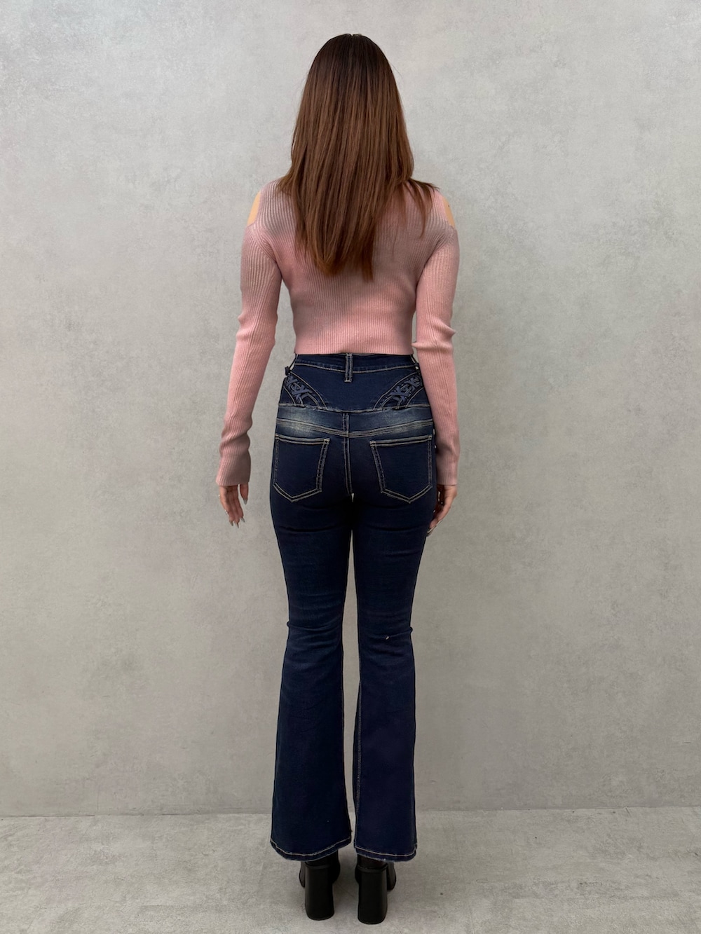 ピンク系のニット/セーター、ブルー系のデニムパンツ、ブラック系のサンダルを着用したレディースの冬コーディネートの3枚目の写真