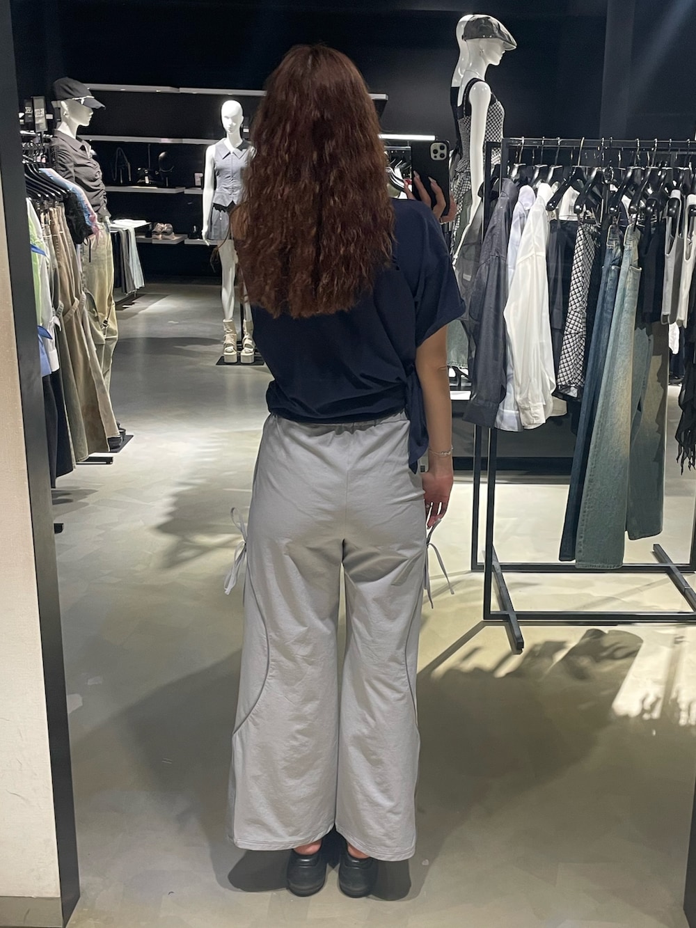 「EMODA、カジュアルコーデ、カジュアル、Tシャツコーデ、Tシャツ、夏コーデ、ラクチンコーデ、高身長女子、高身長コーデ、骨格ストレート、ナイロンパンツ、厚底サンダル、サンダルコーデ、サンダル、シンプルコーデ」｜「EMODAのハートビーズネックレス（ネックレス、シルバー系）」を使った、菅谷レイナさん（骨格ストレート・レディース・168cm）の春コーディネートの3枚目の写真