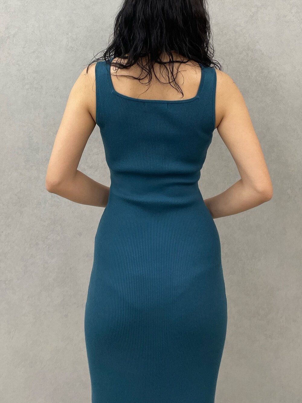 ブルー系のワンピース、ブラック系のサンダル、シルバー系のネックレスを着用したレディースの春コーディネートの5枚目の写真