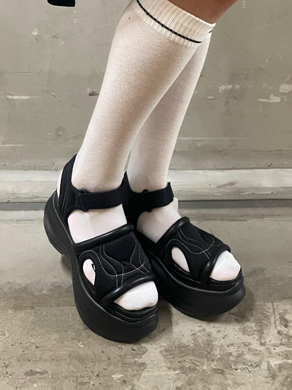 ブラック系のTシャツ/カットソー、ブラック系のデニムパンツ、ブラック系のサンダルを着用したレディースの夏コーディネートの8枚目の写真