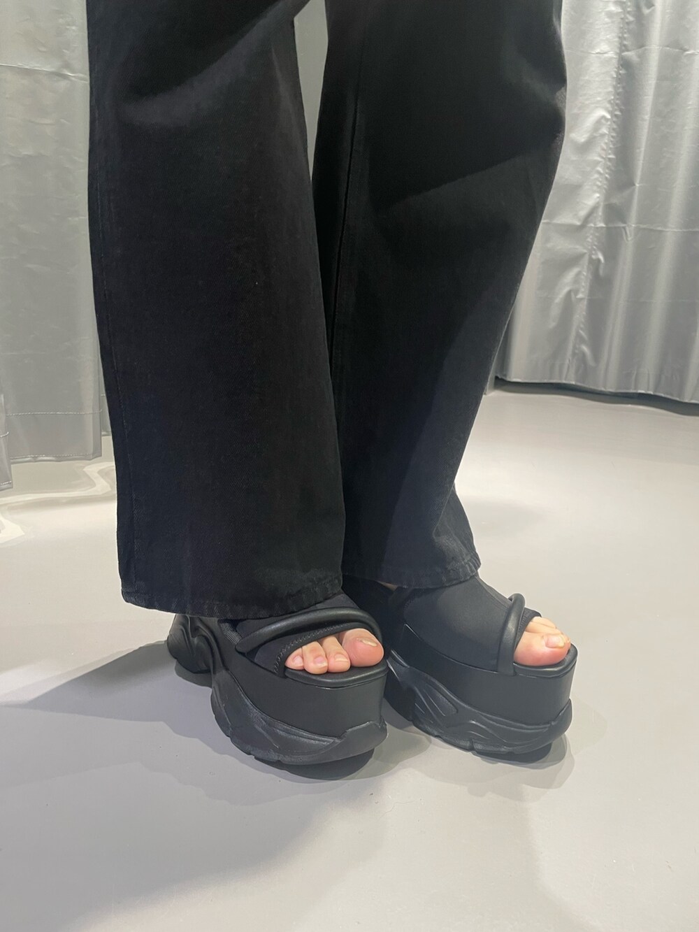 グレー系のTシャツ/カットソー、ブラック系のデニムスカート、ブラック系のデニムパンツを着用したレディースの春コーディネートの10枚目の写真