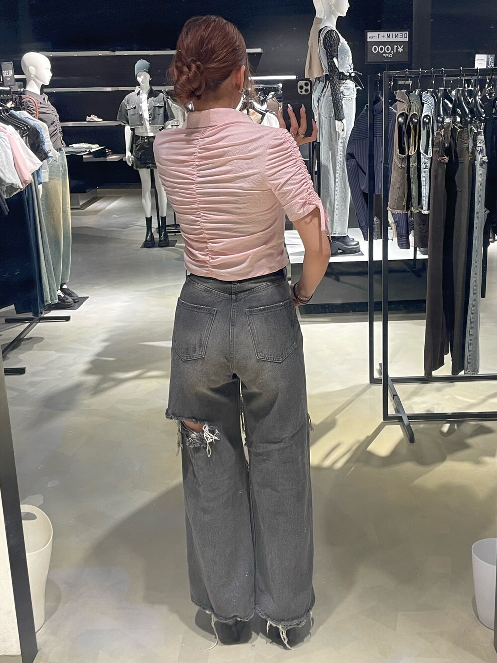 ピンク系のシャツ/ブラウス、ブラック系のデニムパンツ、ブラック系のパンプスを着用したレディースの春コーディネートの3枚目の写真