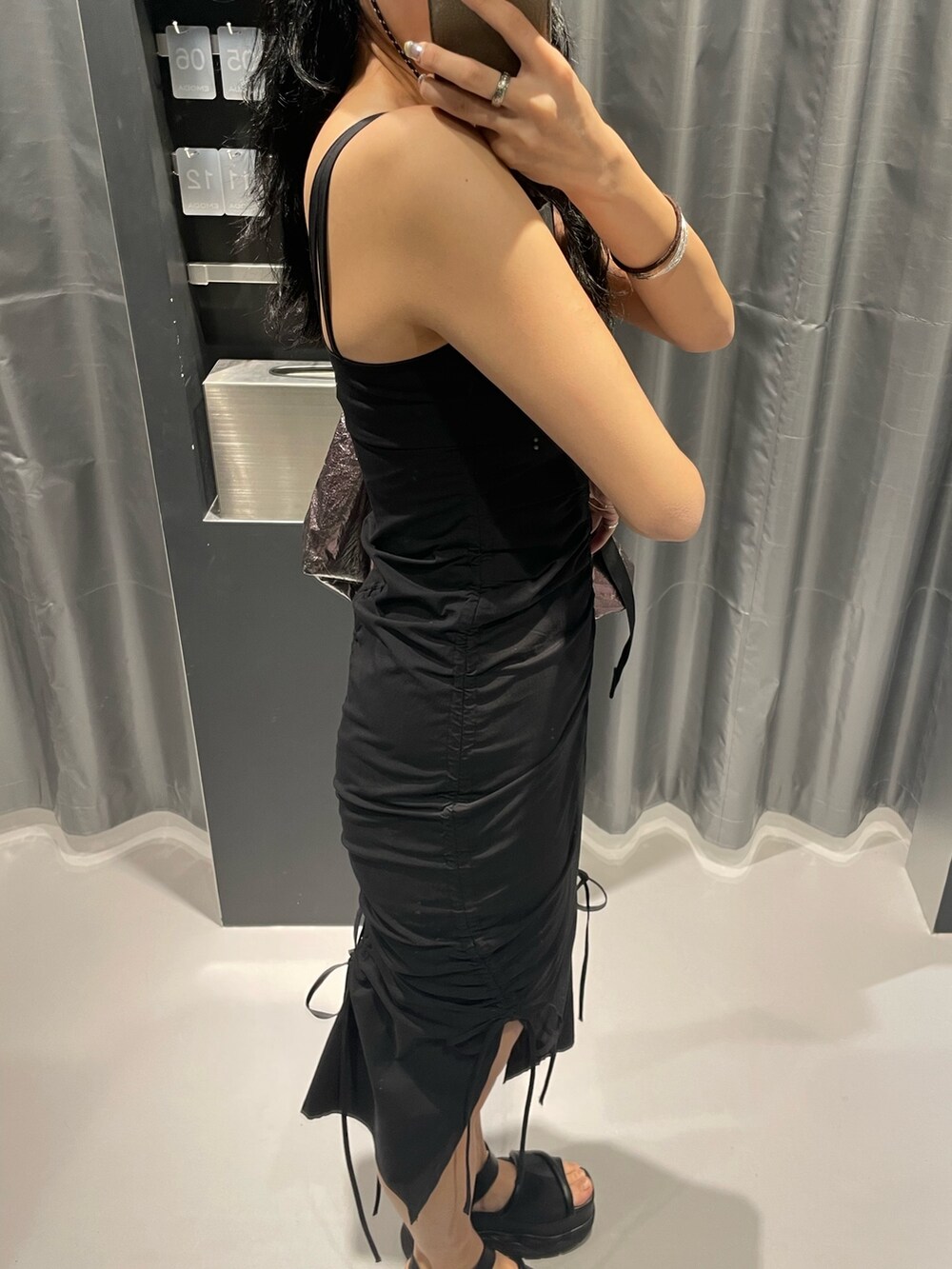 ブラック系のTシャツ/カットソー、ブラック系のハンドバッグ、ブラック系のワンピースを着用したレディースの春コーディネートの7枚目の写真