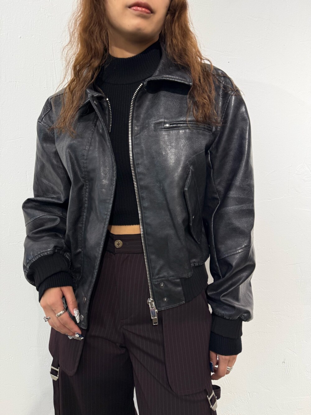 ブラック系のニット/セーター、ブラック系のブルゾン、ブラウン系のその他パンツを着用したレディースの秋コーディネートの4枚目の写真