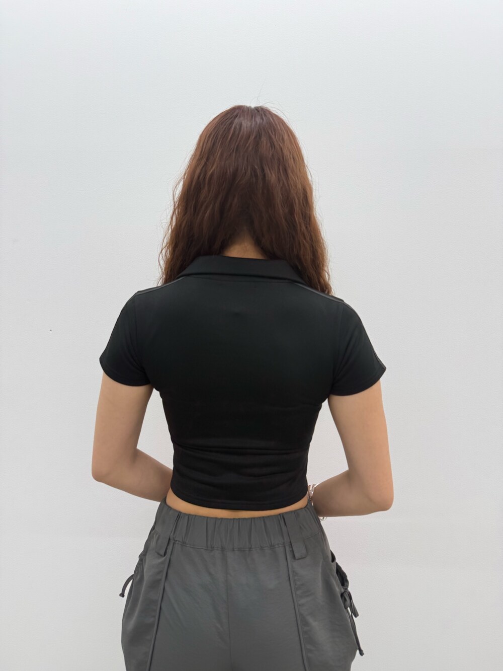 ブラック系のTシャツ/カットソー、ブラウン系のスウェットパンツ、ブラック系のサンダルを着用したレディースの夏コーディネートの6枚目の写真