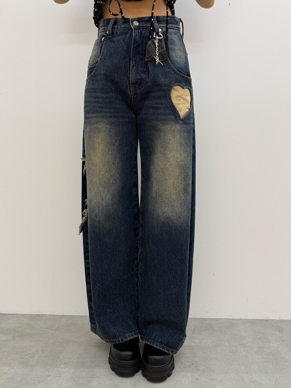 ブラック系のTシャツ/カットソー、ブルー系のデニムパンツ、ブラック系のブーツを着用したレディースの夏コーディネートの5枚目の写真