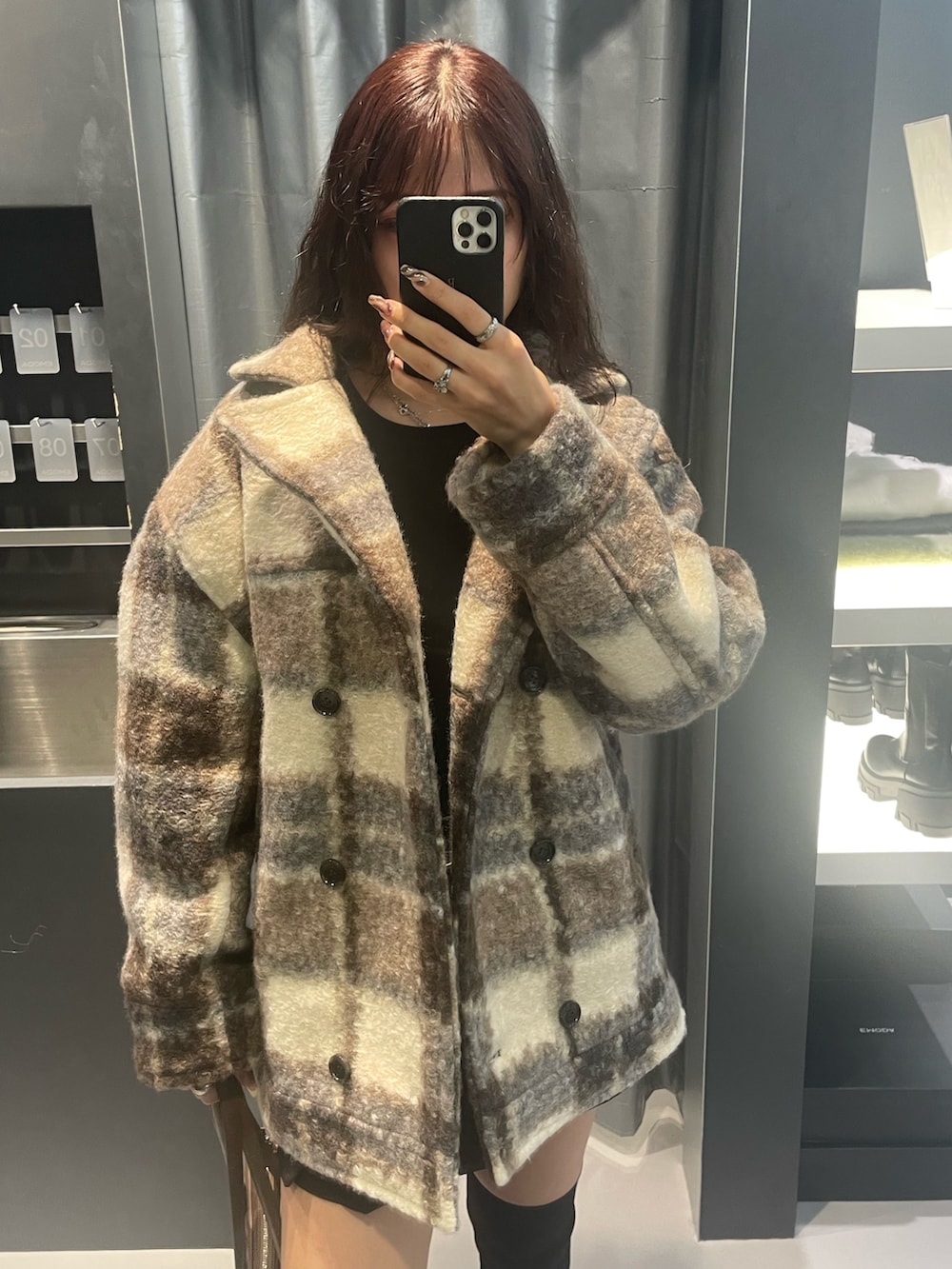 ブラック系のTシャツ/カットソー、その他のその他アウター、ブラック系のスカートを着用したレディースの冬コーディネートの6枚目の写真