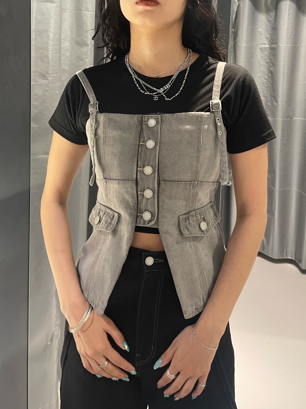 ブラック系のTシャツ/カットソー、グレー系のキャミソール、ブラック系のデニムパンツを着用したレディースの夏コーディネートの4枚目の写真