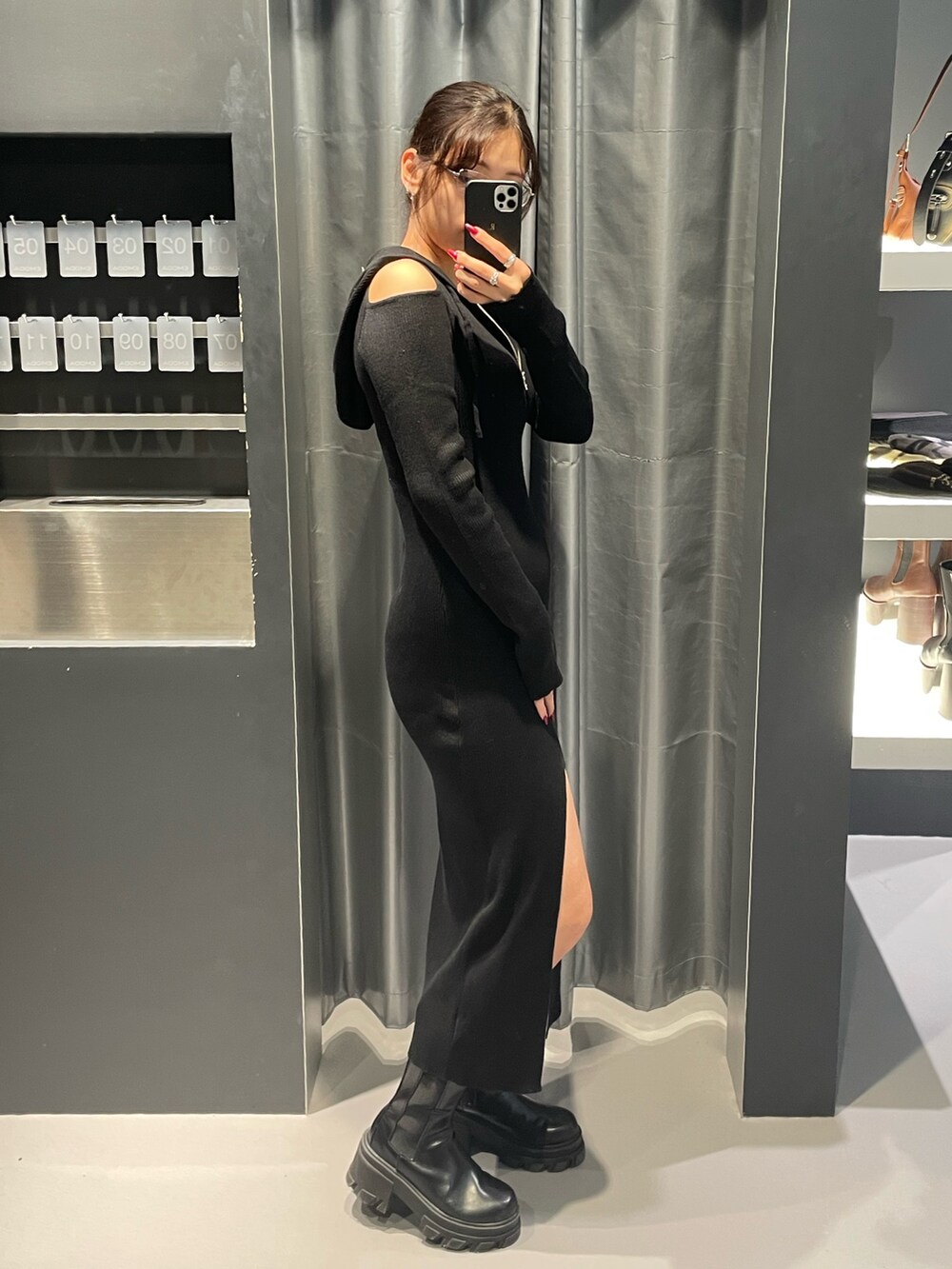 ブラック系のワンピース、ブラック系のブーツ、その他のサングラスを着用したレディースの秋コーディネートの2枚目の写真