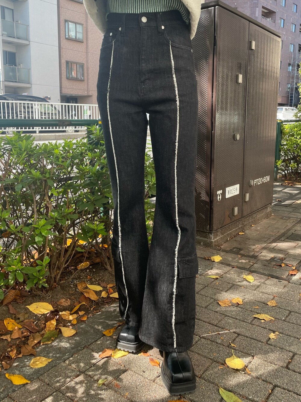 グリーン系のニット/セーター、その他のムートンコート、ブラック系のデニムパンツを着用したレディースの秋コーディネートの7枚目の写真